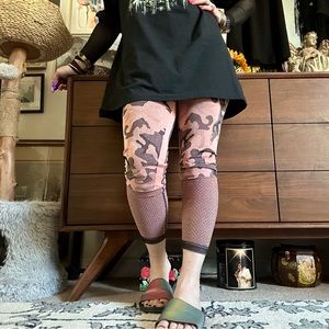 engineered life pink/brown camo knit polymide/poly/spandex tights / large